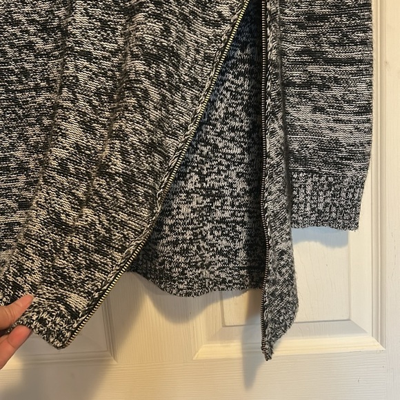 iZ Byer Black and Grey Cowl Neck Tunic Length Sweater Size Large - Picture 4 of 8